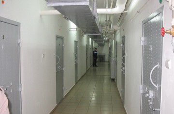 Individul care a violat o femeie în Valu lui Traian, în arest la domiciliu